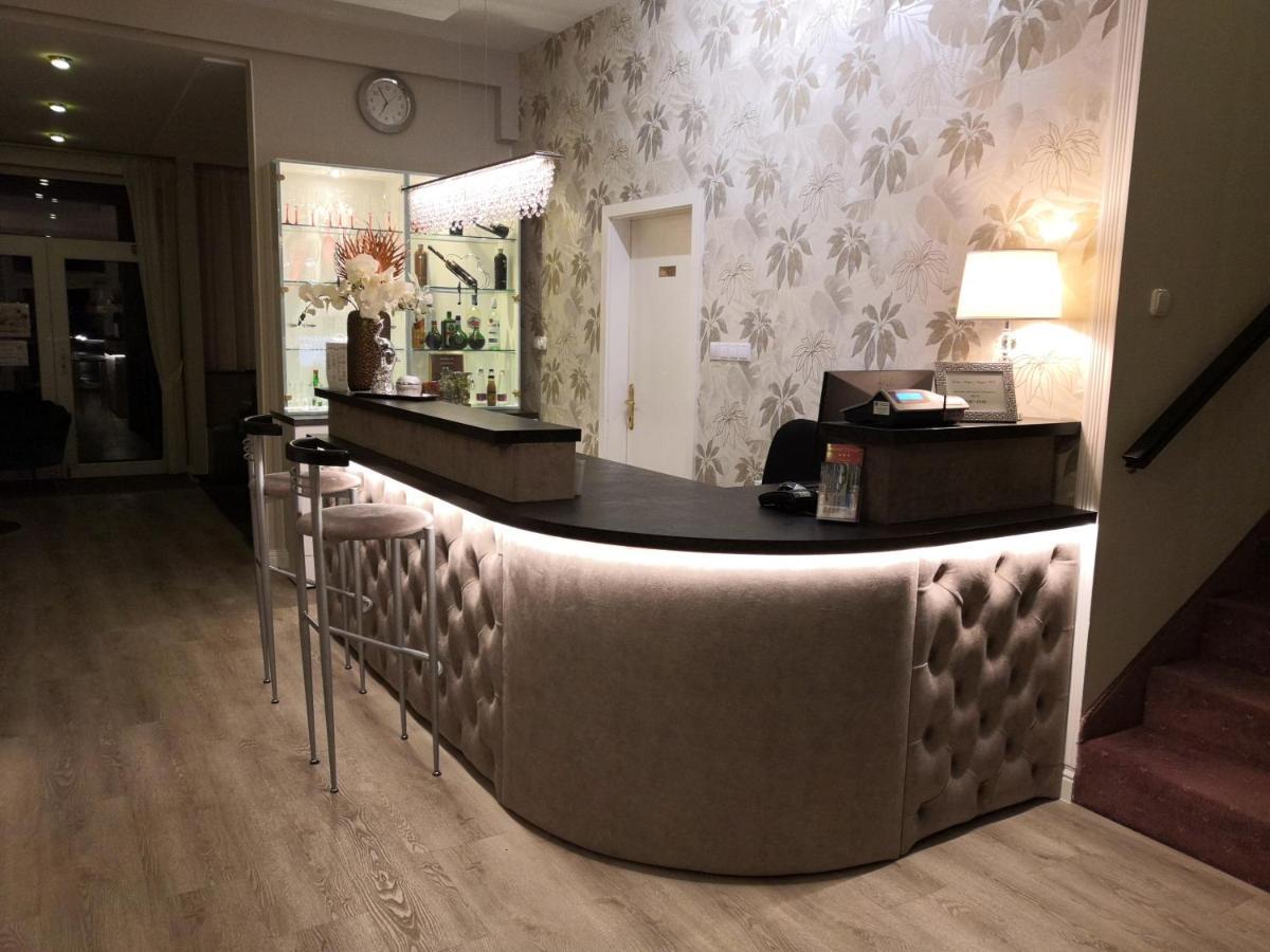 Hotel Forras โคมารม ภายนอก รูปภาพ