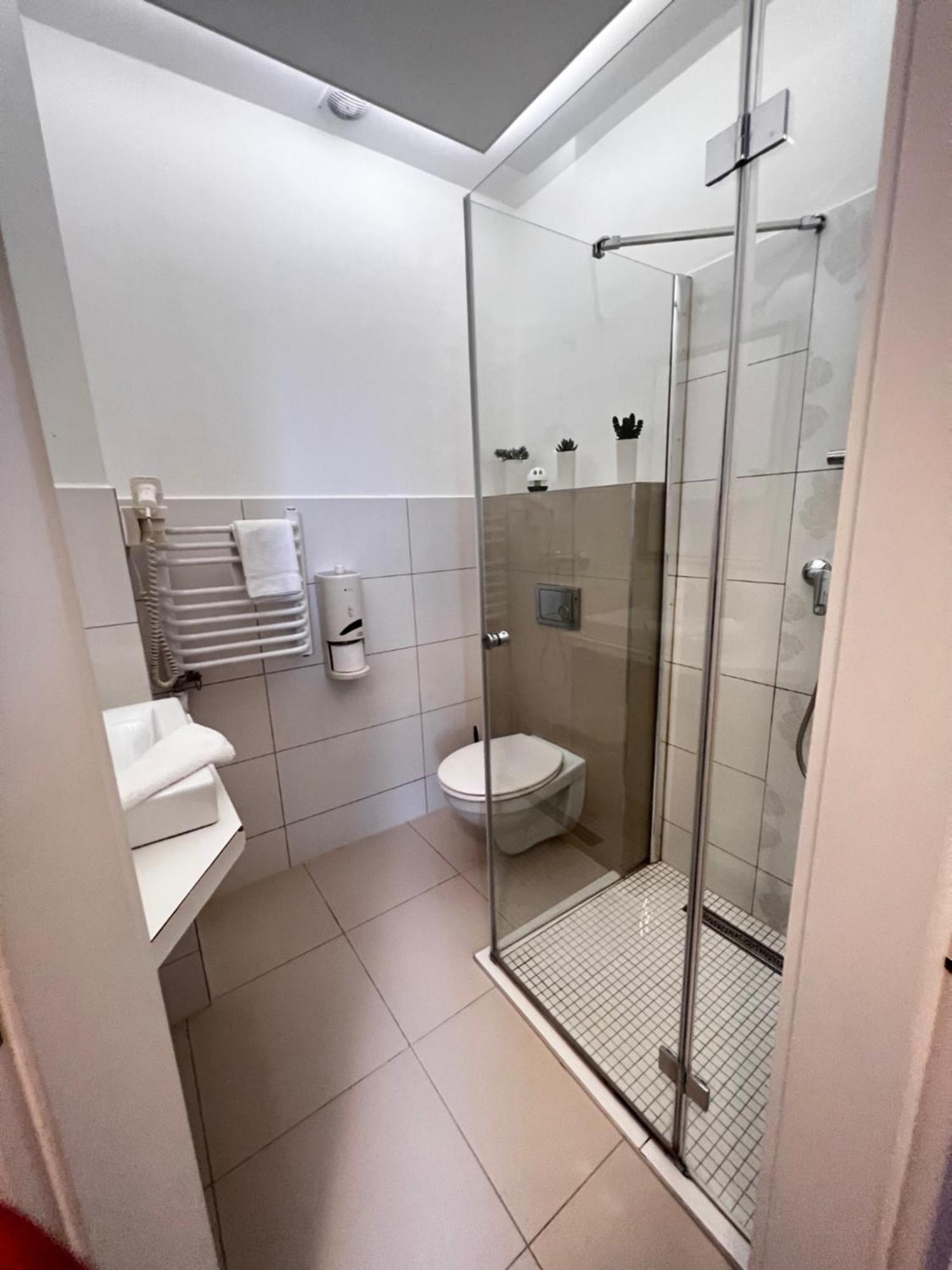 Hotel Forras โคมารม ภายนอก รูปภาพ