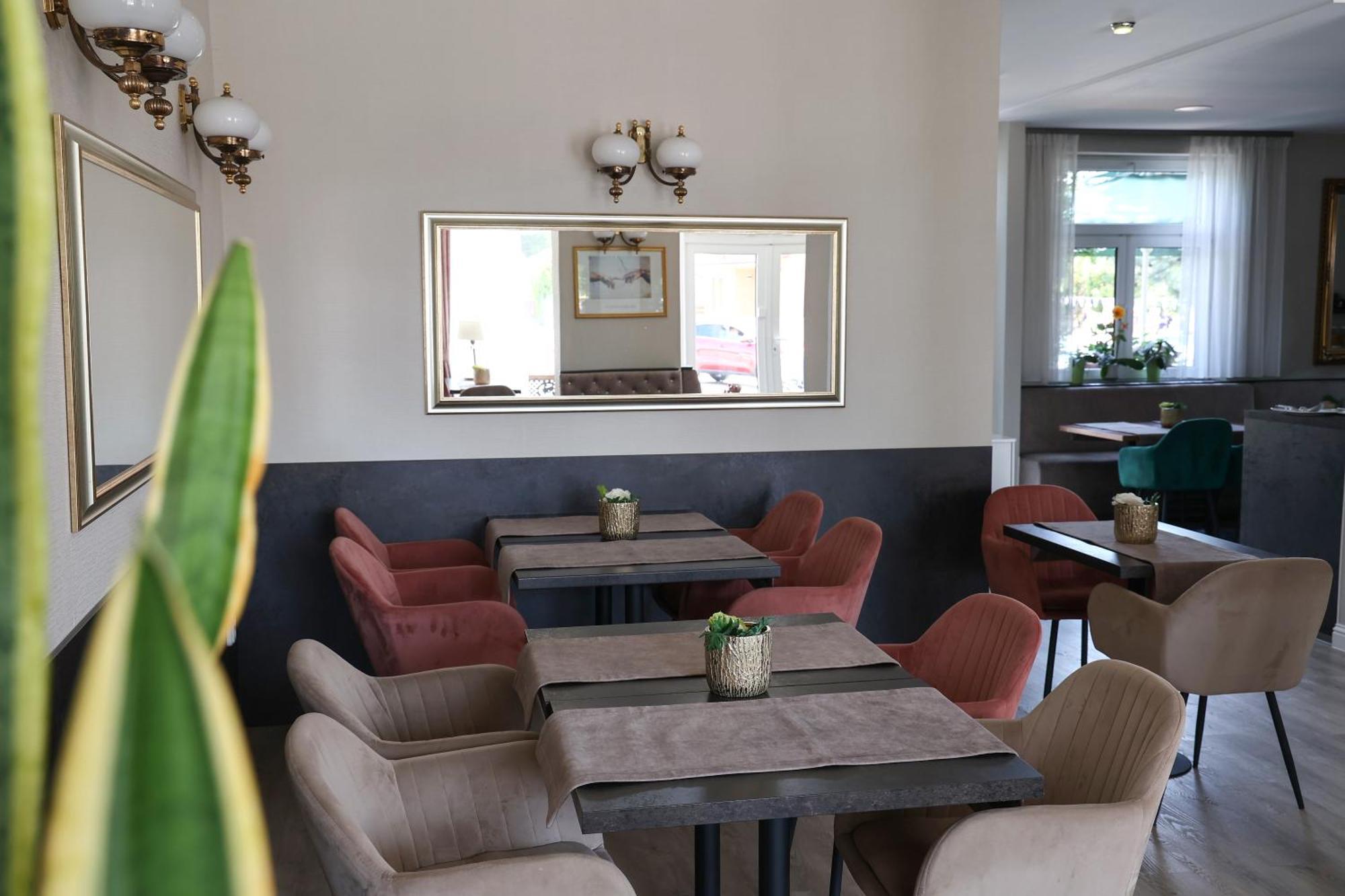 Hotel Forras โคมารม ภายนอก รูปภาพ