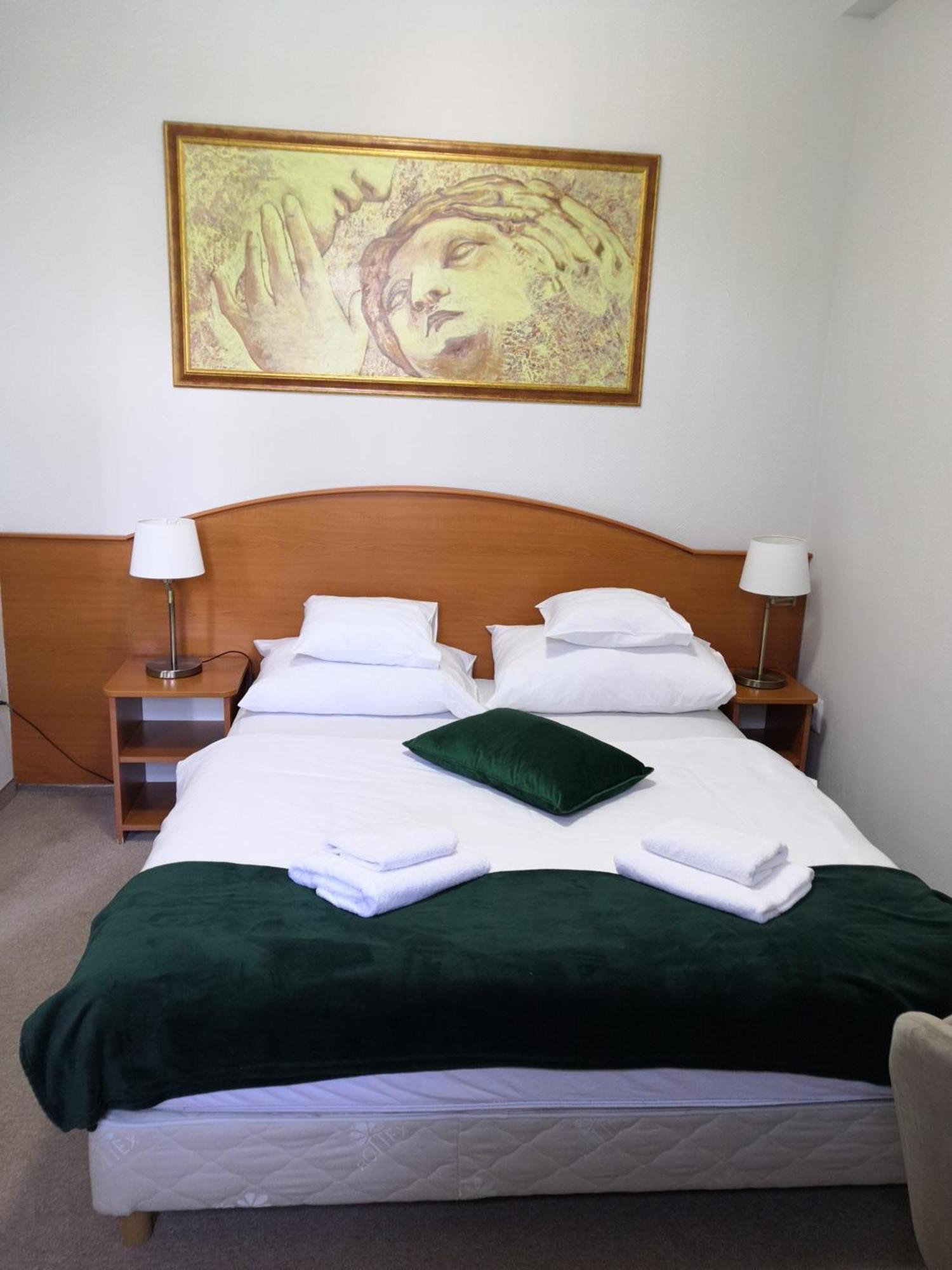 Hotel Forras โคมารม ภายนอก รูปภาพ