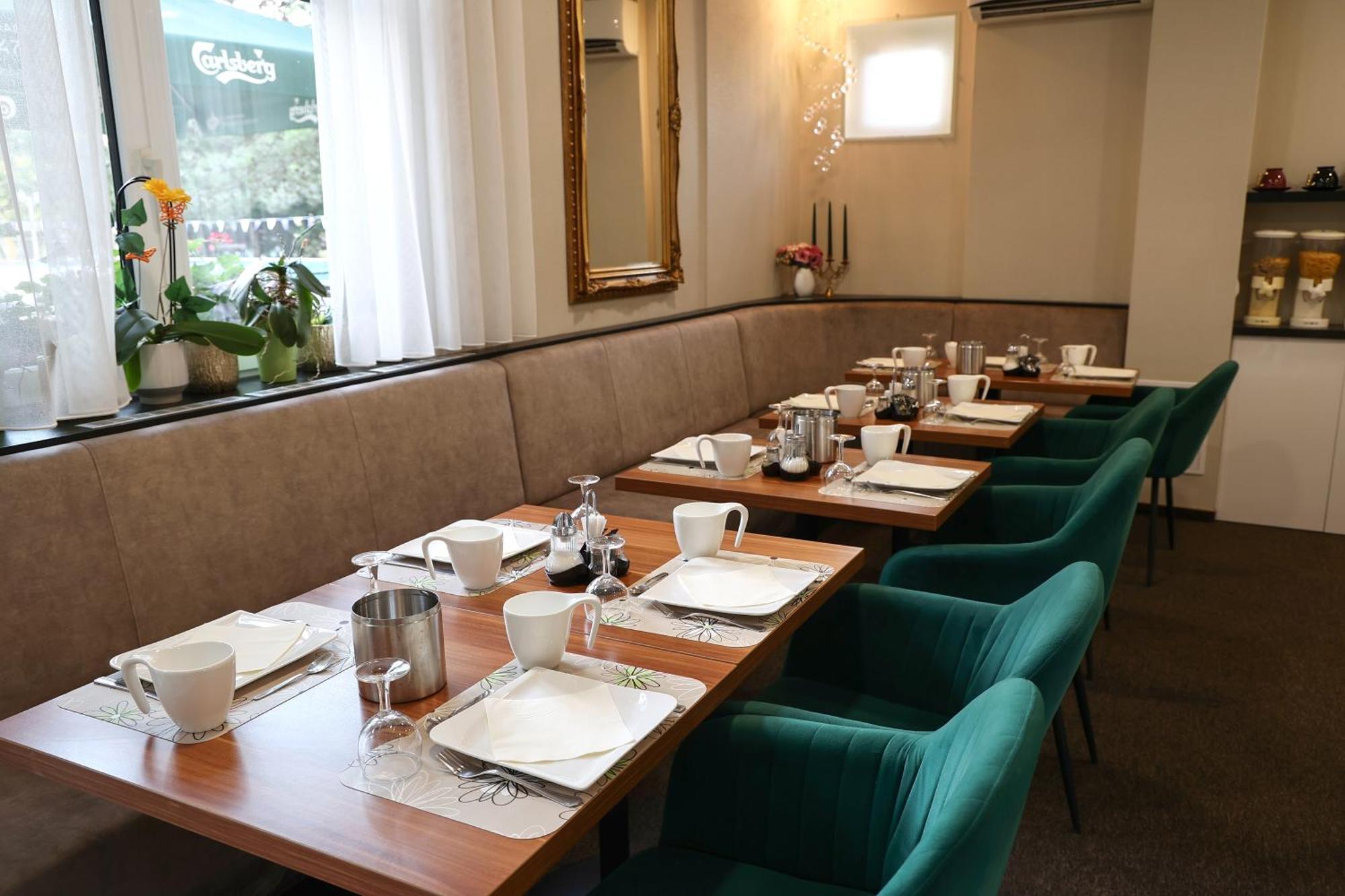 Hotel Forras โคมารม ภายนอก รูปภาพ