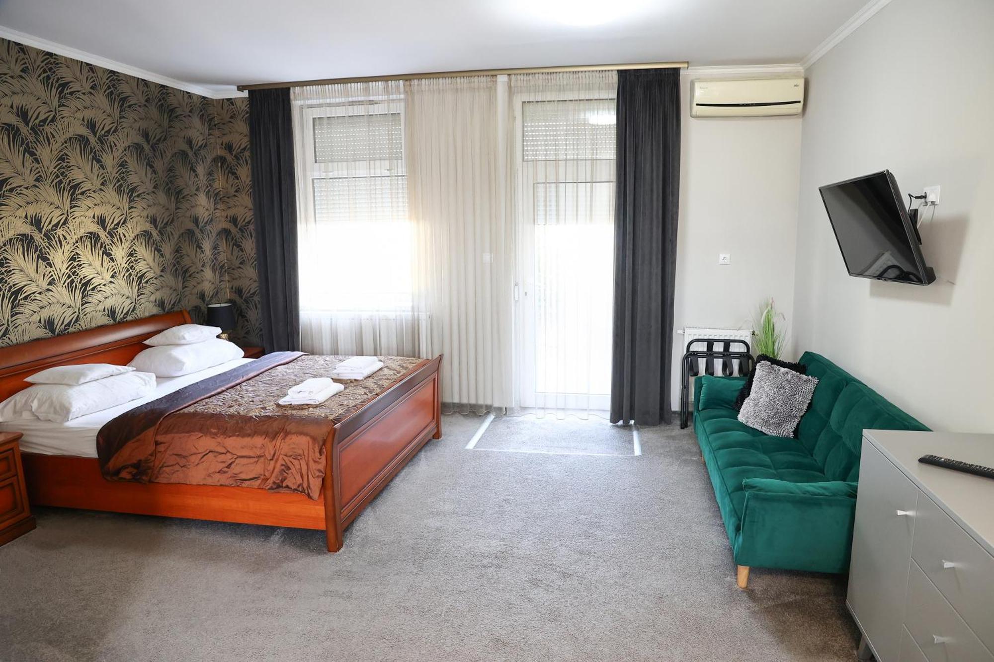 Hotel Forras โคมารม ภายนอก รูปภาพ
