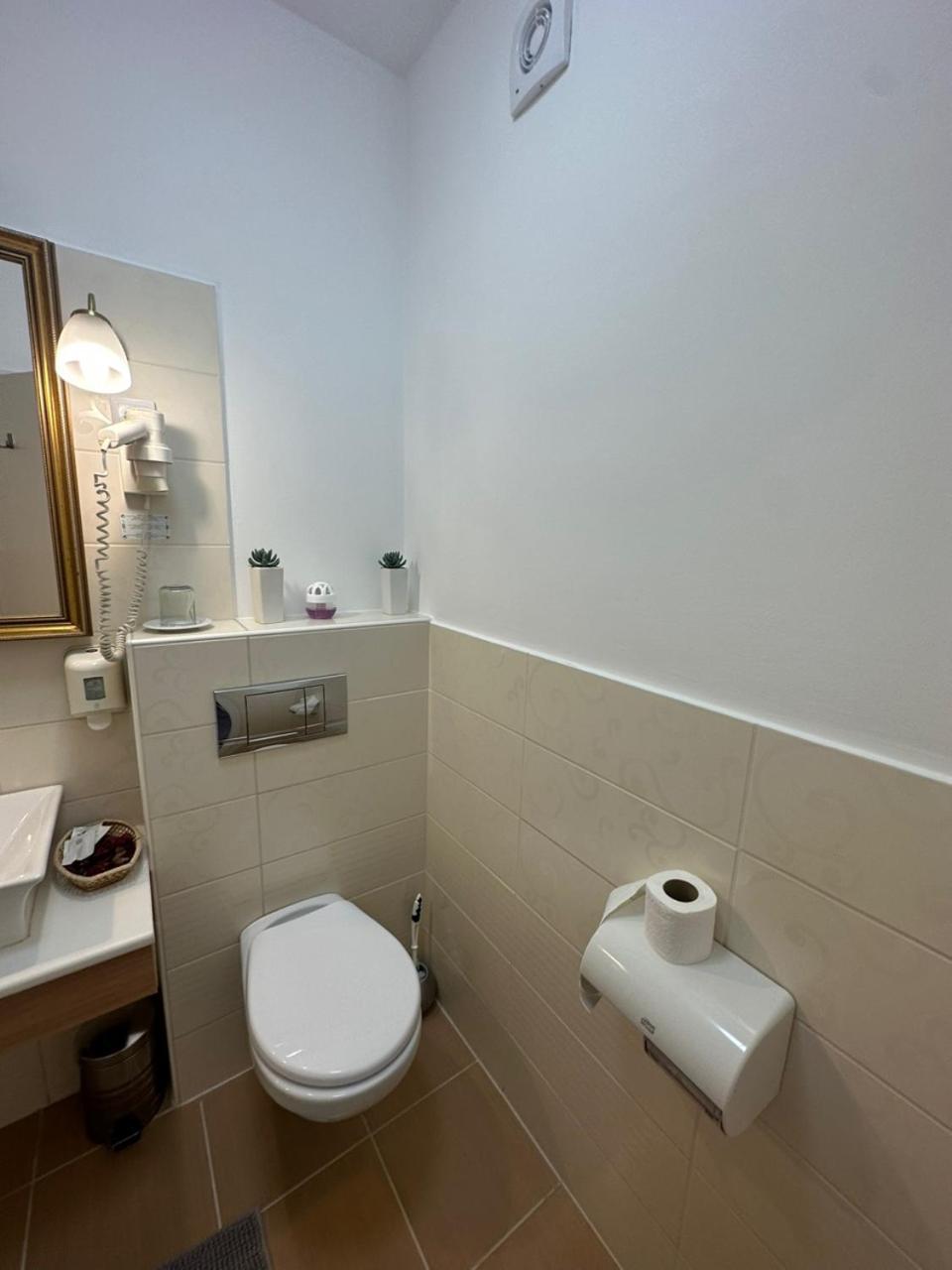Hotel Forras โคมารม ภายนอก รูปภาพ
