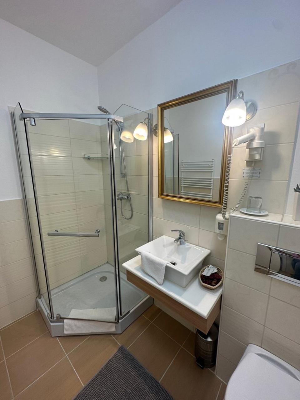 Hotel Forras โคมารม ภายนอก รูปภาพ