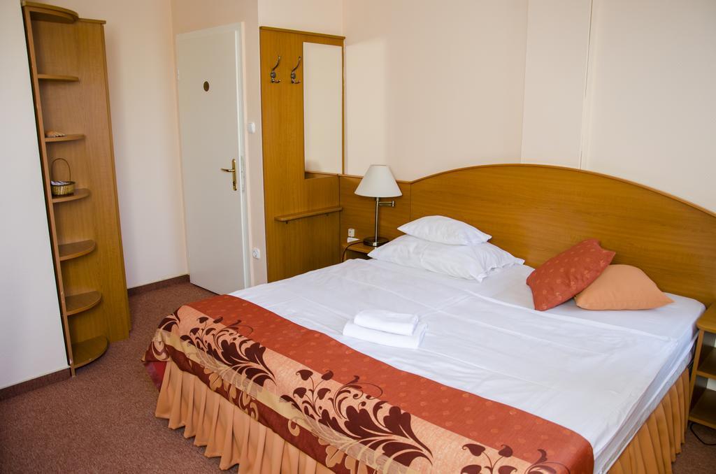 Hotel Forras โคมารม ภายนอก รูปภาพ