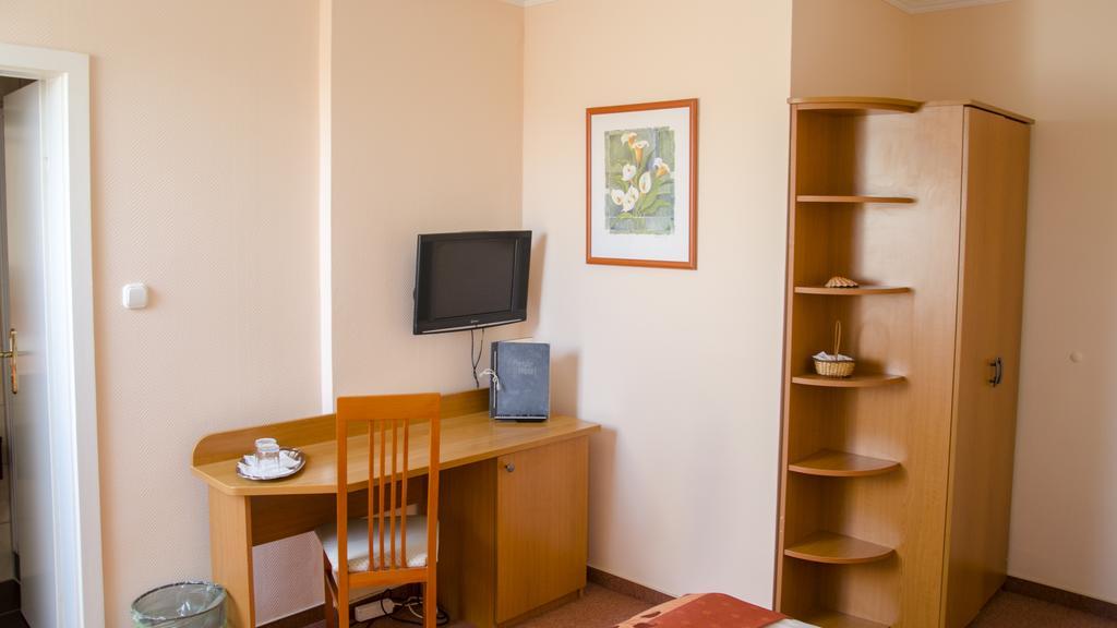 Hotel Forras โคมารม ภายนอก รูปภาพ