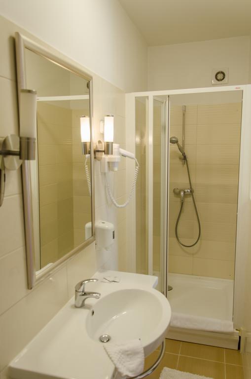 Hotel Forras โคมารม ภายนอก รูปภาพ