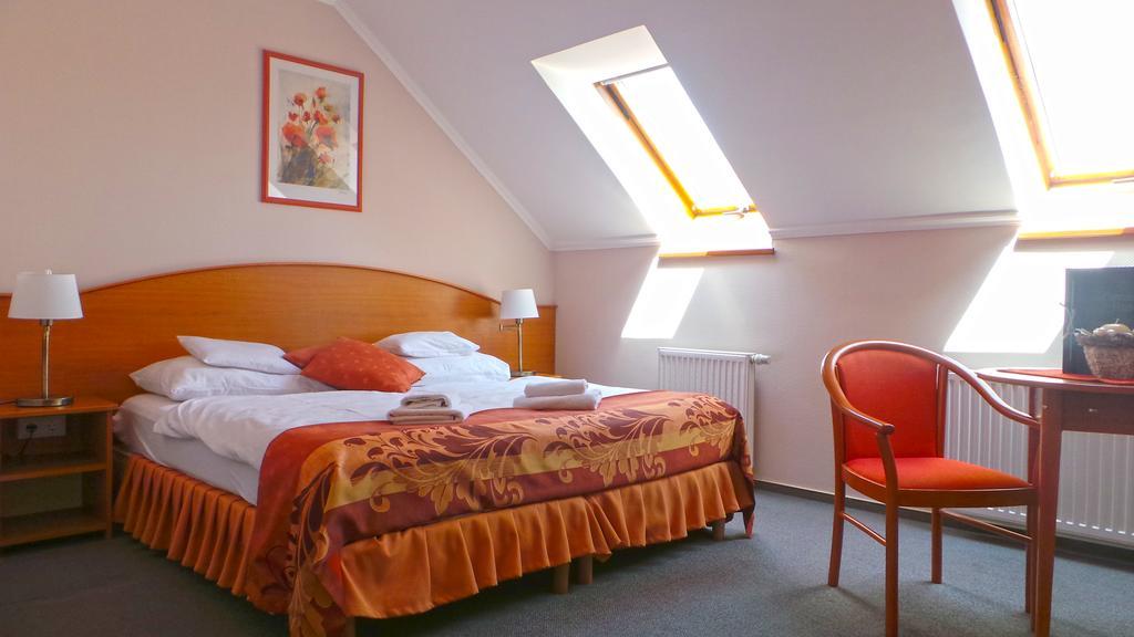 Hotel Forras โคมารม ภายนอก รูปภาพ