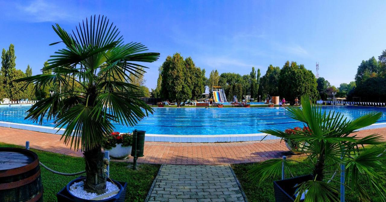Hotel Forras โคมารม ภายนอก รูปภาพ